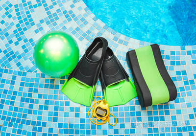 水上运动器材、球、鳍的使用寿命在游泳池附近的水上运动