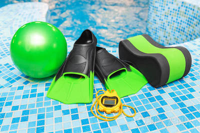 水上运动器材、球、鳍的使用寿命在游泳池附近的水上运动